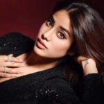 Janhvi Kapoor Instagram - Here to #SwipeStaySlay 💋 Introducing to you: ❤️Nykaa All Day Matte Liquid Lipstick ❤️ ✨Comes in 10 gorgeous shades 🔗Launch Offer: 10% Off just for today Download the Nykaa App and Shop Now🛍 #AllDayMatte #SwipeStaySlay #Nykaabeauty #Nykaacosmetics #Nykaa