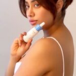 Janhvi Kapoor Instagram - Loving the newly launched Nykaa SKINRX?🤩 Well, here is what went behind making the launch film. 🎬 Serving you some skin-tastic bts from my shoot with @nykaabeauty ❤️ And don’t forget to download the Nykaa App and get your hands on them!!🛒 #NykaaSKINRX #ScienceMeetsSkincare #Nykaa #NykaaBeauty