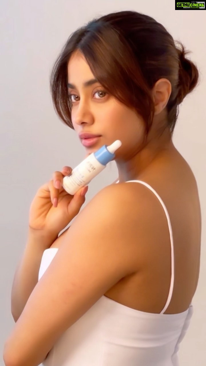 Janhvi Kapoor Instagram - Loving the newly launched Nykaa SKINRX?🤩 Well, here is what went behind making the launch film. 🎬 Serving you some skin-tastic bts from my shoot with @nykaabeauty ❤️ And don’t forget to download the Nykaa App and get your hands on them!!🛒 #NykaaSKINRX #ScienceMeetsSkincare #Nykaa #NykaaBeauty