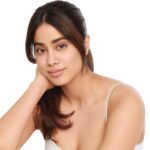 Janhvi Kapoor Instagram - Harnessing the power of science-backed skincare, Nykaa SKINRX brings you products that are smart, safe and effective to treat the most common Indian skin concerns✨ Zap your skincare concerns with the all new Nykaa SKINRX serums🤩 Head on to the Nykaa app and shop now🛒 #NykaaSKINRX #ScienceMeetsSkincare #Nykaa #NewLaunch #NykaaBeauty