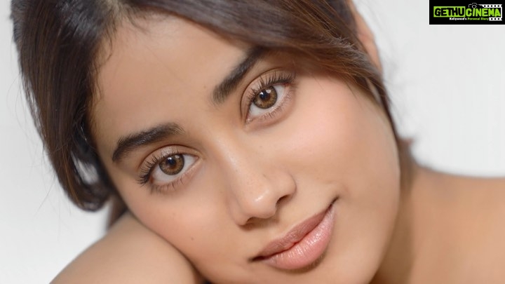Janhvi Kapoor Instagram - Introducing SKINRX ✨ A brand rooted in science. Made with an equal amount of precision and love. Its no secret, that healthy skin is always in, so its time to say good bye to your skincare concerns with Nykaa SKINRX, where science meets skincare. Download the Nykaa App & Shop Now🛒 #NykaaSKINRX #Nykaa #ScienceMeetsSkincare #NewLaunch #NykaaBeauty