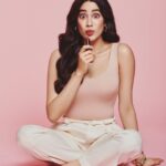 Janhvi Kapoor Instagram - Grab em’ while they are still HOT🔥 The Nykaa Hot Pink Sale ends TONIGHT!! It’s your last chance to get your favourite makeup and skincare brands on Upto 50% off @nykaabeauty @mynykaa 🤩 Don’t let the FOMO get to you. Download the Nykaa App and get shopping NOW!🛍