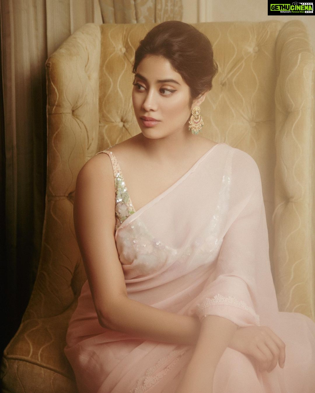 Janhvi Kapoor Instagram - done posting this look now I promise 🙃🙃 #sarinotsari