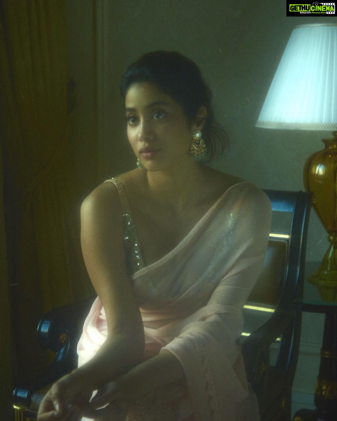 Janhvi Kapoor Instagram - done posting this look now I promise 🙃🙃 #sarinotsari