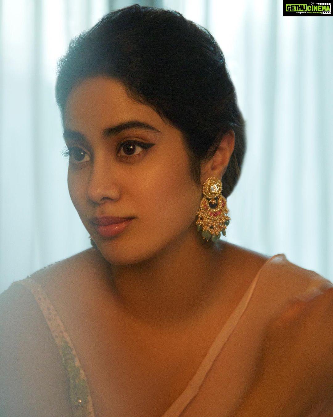 Janhvi Kapoor Instagram - done posting this look now I promise 🙃🙃 #sarinotsari