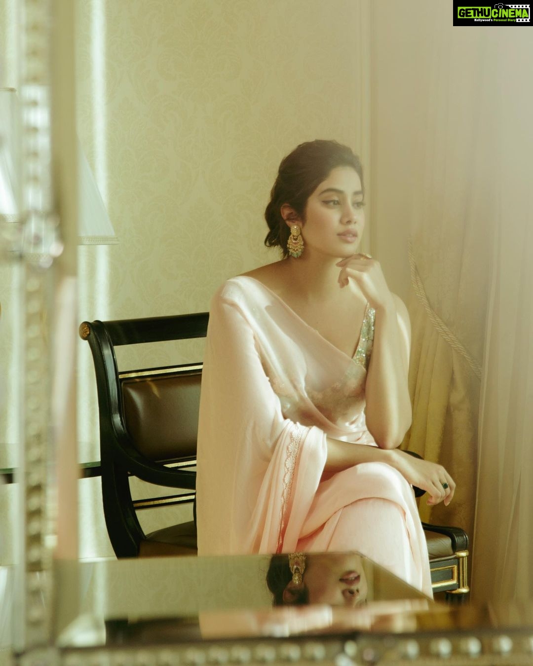 Janhvi Kapoor Instagram - done posting this look now I promise 🙃🙃 #sarinotsari