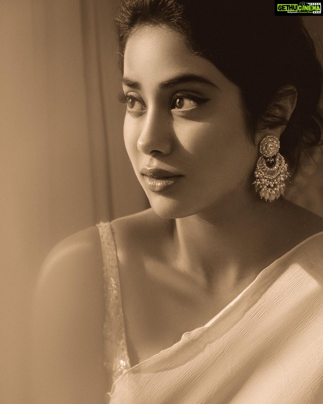 Janhvi Kapoor Instagram - can I pretend to live in the 50s forever