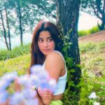 Janhvi Kapoor Instagram - les fleurs du mal 🌸🍃
