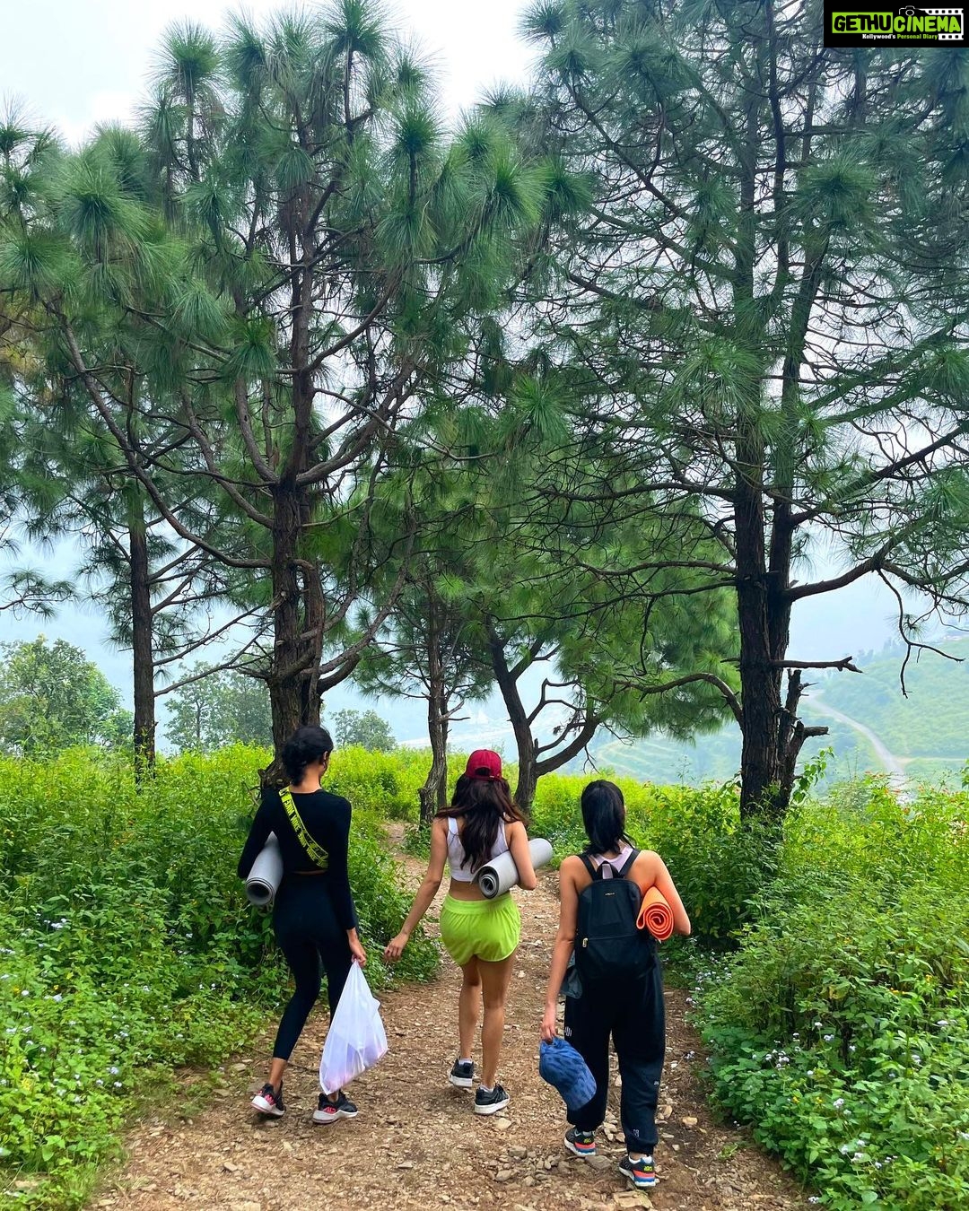 Janhvi Kapoor Instagram - les fleurs du mal πΈπ