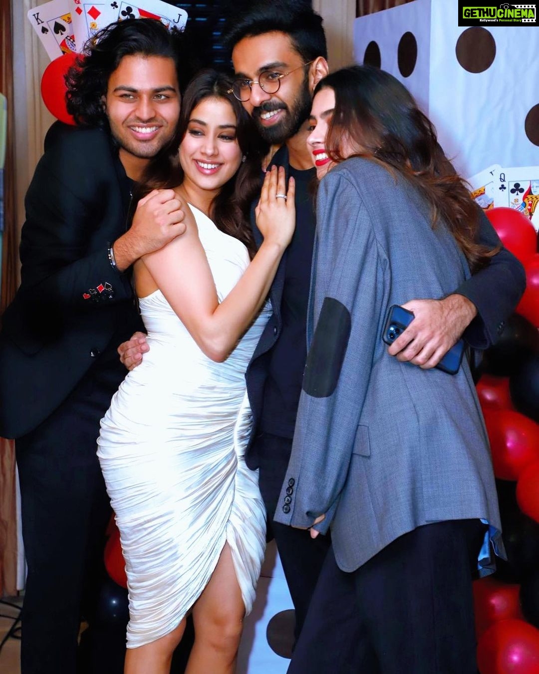Janhvi Kapoor Instagram - fam 🧿