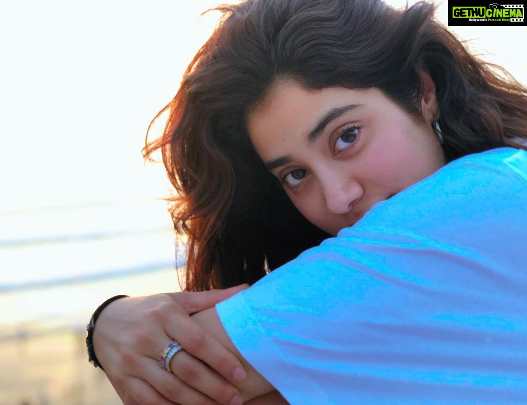 Janhvi Kapoor Instagram - 🎶 sunday kind of love 🎶