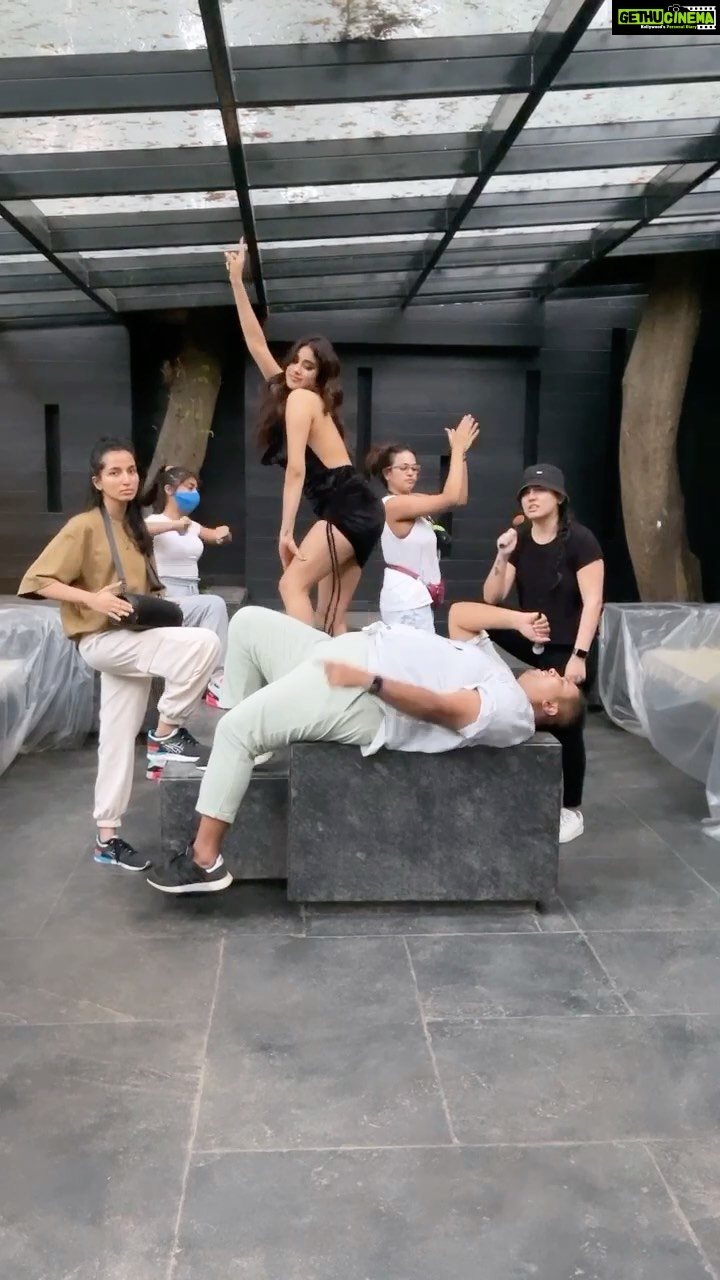 Janhvi Kapoor Instagram - Aksa gang is back 🤟🏼 miss u @mahnaz_kotwal