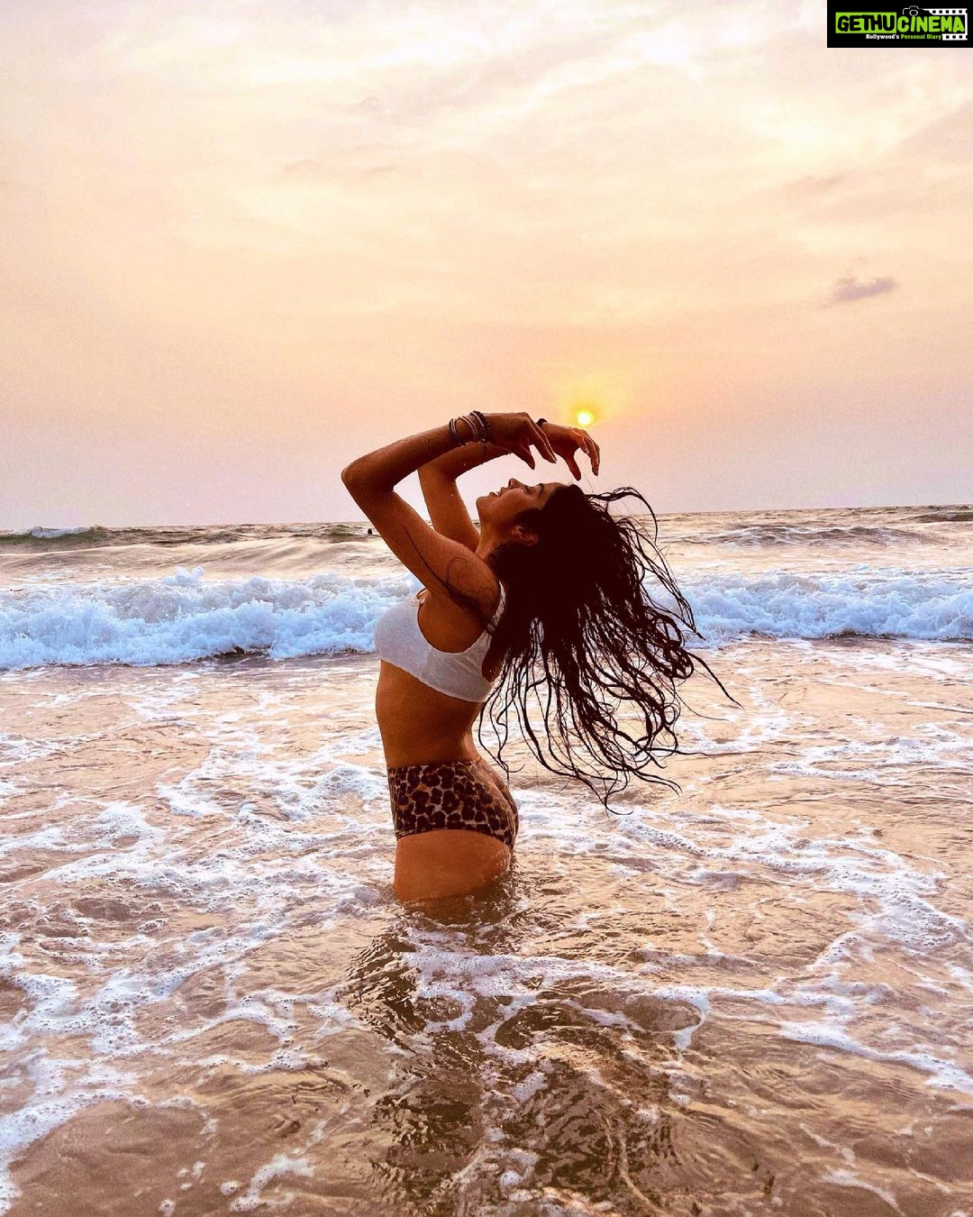Janhvi Kapoor Instagram - Maybe half the beauty of every blurred sunset is that it is fleeting ⛅️
