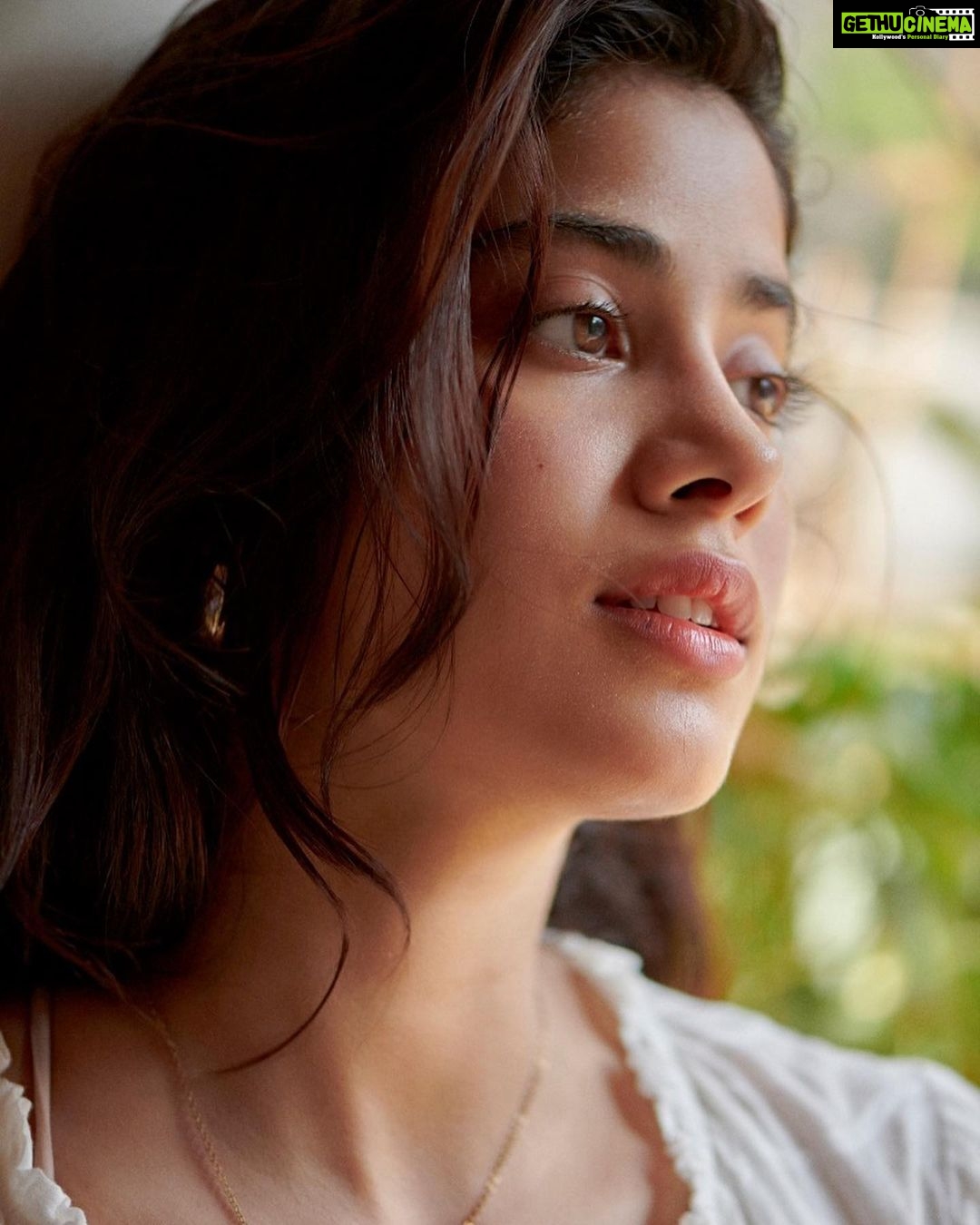 Janhvi Kapoor Instagram - Waiting for 1st May like 🕙🕟🕥🕗 Please register to get vaccinated 💉 link in bio!!