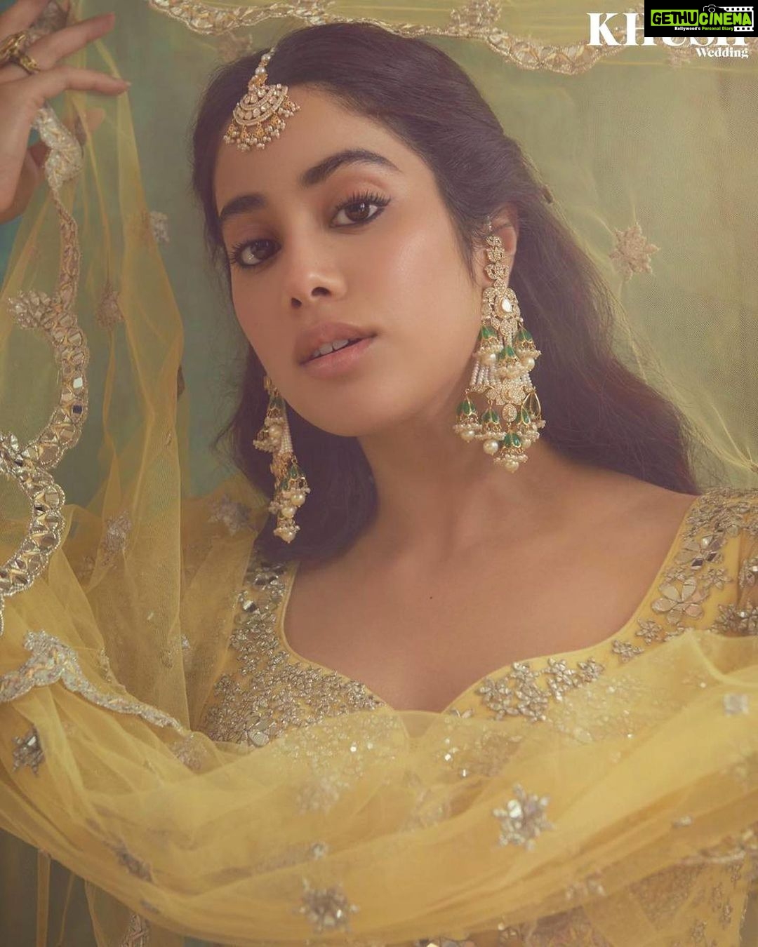 Janhvi Kapoor Instagram - आज जाने की ज़िद ना करो 🌛 @khushmag Editor-in-chief: @sonia_ullah Wardrobe: @abhinavmishra_ Jewellery: @akmmehrasonsjewellers Photographer: @nishanth.radhakrishnan Creative Director: @Mannisahota Styling: @vikas_r @tanishqmalhotraa Assisted by: @tanyaasachdevaaa Makeup: @rivieralynn Hair: @mikedesir Set Coordinator: @shekhawat.rajeshsingh PR Agency : @hypenq_pr