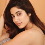 Janhvi Kapoor Instagram - Say hello to an #AllDayMatte finish with @nykaabeauty's All Day Matte Compact Powder 🤎 This product will keep oiliness in check, contains SPF 15 and is great for on the go touch-ups! Available in 8 shades that will suit all Indian skin tones 🤎 Download the Nykaa App and get them now!!🛒 #AllDayMatte #NykaaBeauty #NykaaCosmetics