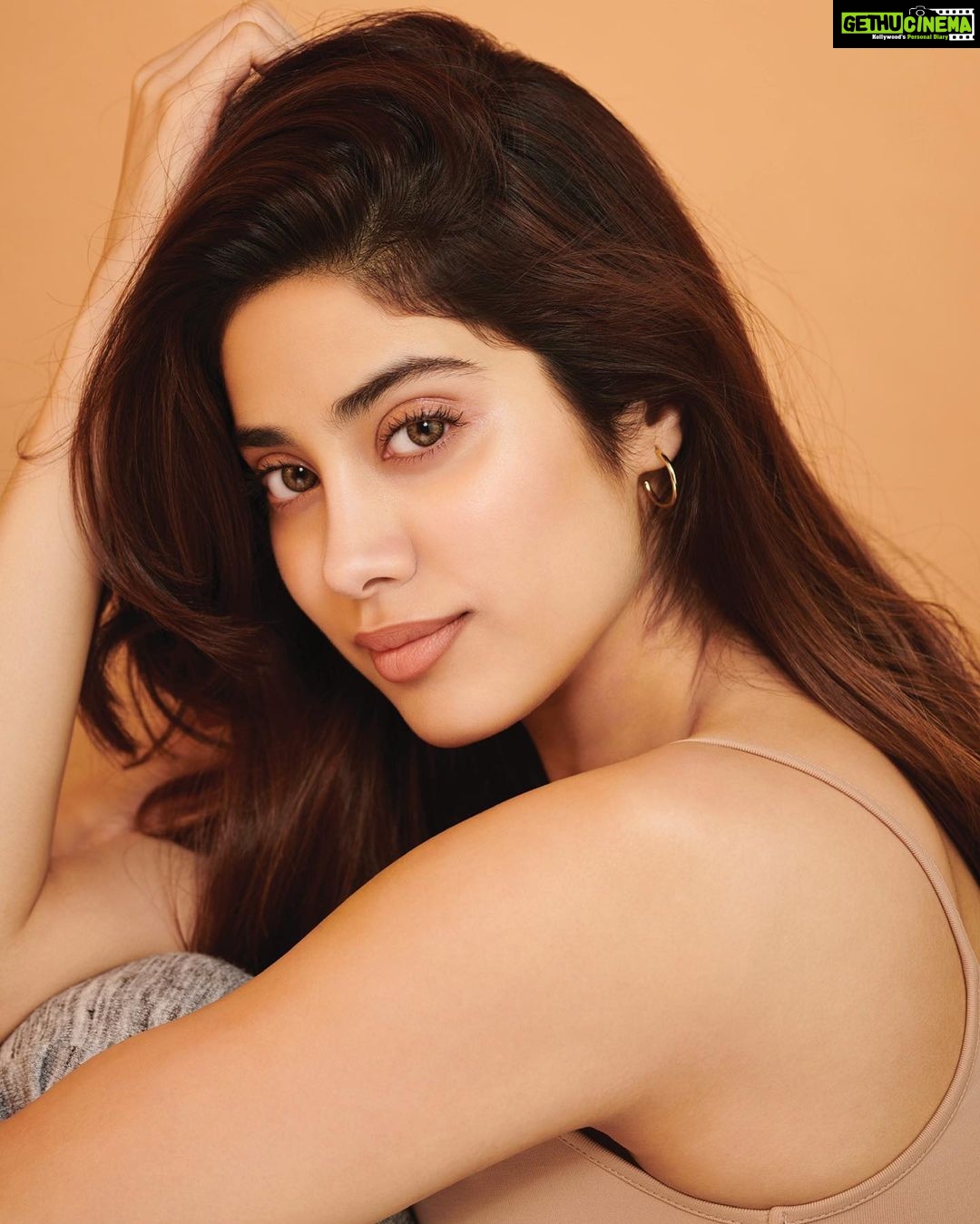 Janhvi Kapoor Instagram - Say hello to an #AllDayMatte finish with @nykaabeauty's All Day Matte Compact Powder 🤎 This product will keep oiliness in check, contains SPF 15 and is great for on the go touch-ups! Available in 8 shades that will suit all Indian skin tones 🤎 Download the Nykaa App and get them now!!🛒 #AllDayMatte #NykaaBeauty #NykaaCosmetics