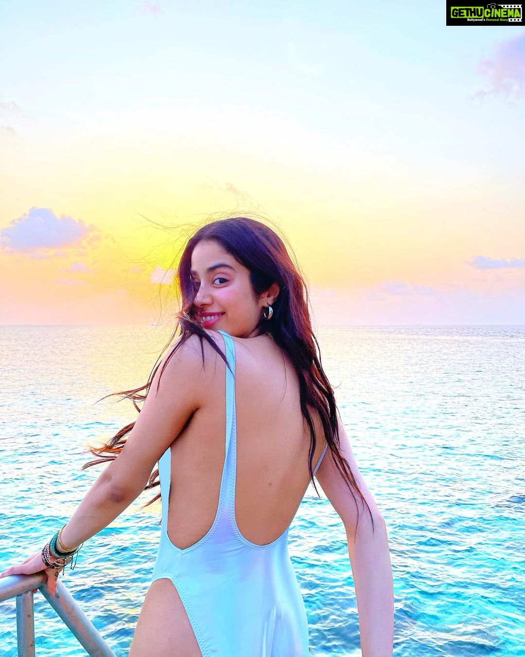 Janhvi Kapoor Instagram - Iridescence 🌈