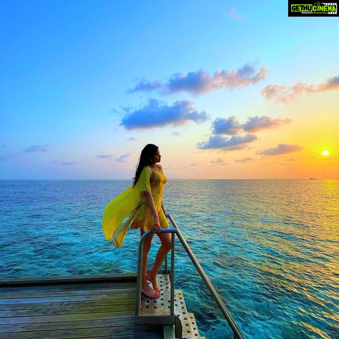 Janhvi Kapoor Instagram - Last to get on the Maldives bandwagon but I fully get the hype 🏝 🙌🏼 The Westin Maldives Miriandhoo Resort