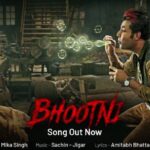 Janhvi Kapoor Instagram - 😍 👻 Song out now. #Roohi in theatres now. Book your tickets now: Link in bio. @rajkummar_rao @fukravarun #DineshVijan @mriglamba @serialclicker811 @gautam.m1 @mikasingh @soulfulsachin @jigarsaraiya @amitabhbhattacharyaofficial @Amalendu_dop @maddockfilms @officialjiostudios @officialjiocinema @sonymusicindia