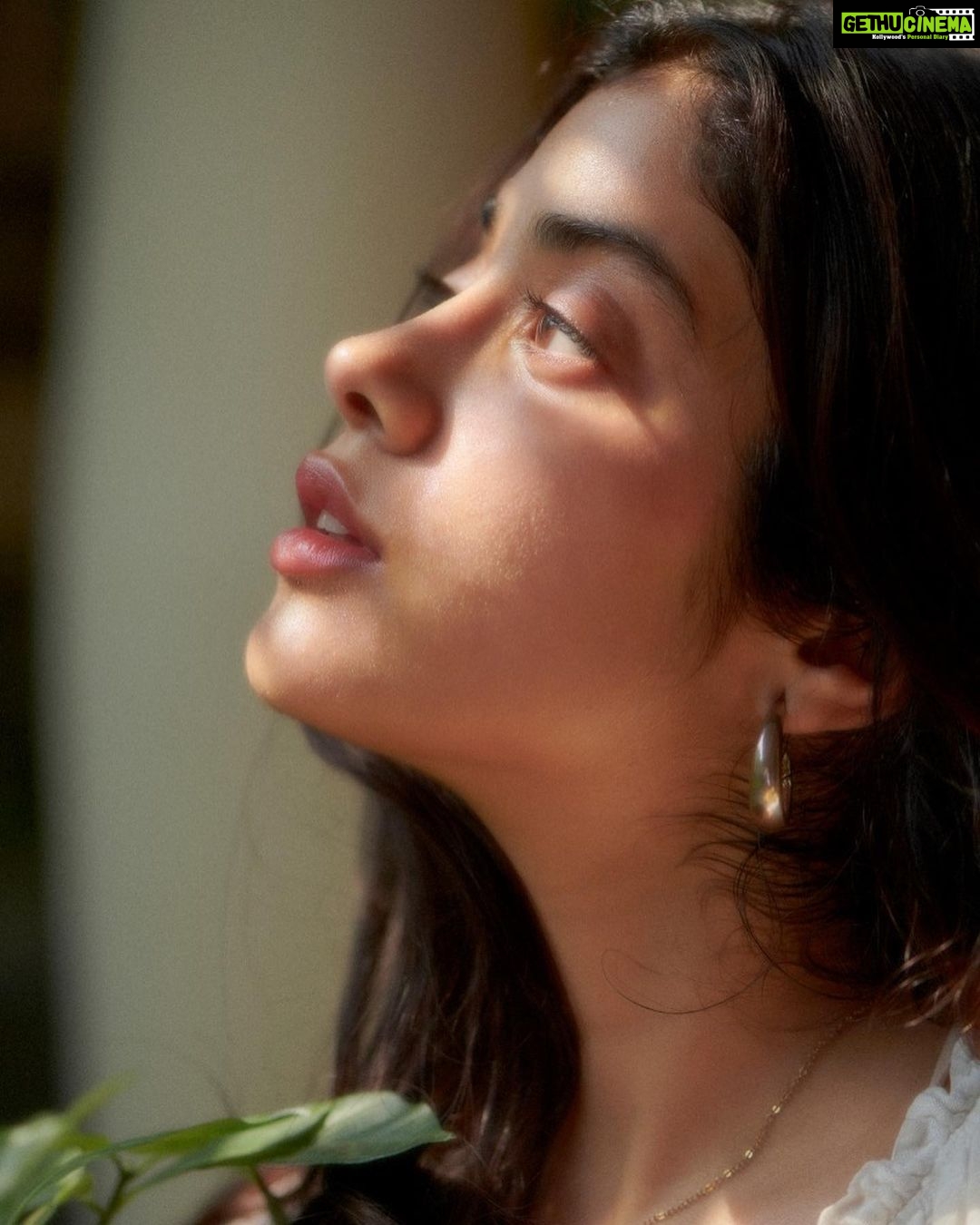 Janhvi Kapoor Instagram - Waiting for 1st May like 🕙🕟🕥🕗 Please register to get vaccinated 💉 link in bio!!