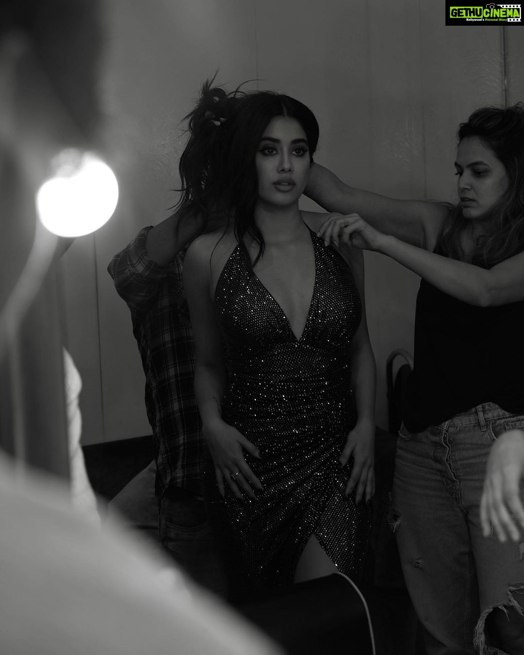 Janhvi Kapoor Instagram - it takes an army 💅🏻🤷🏻♀️ and I have the best hehe 💕