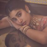 Janhvi Kapoor Instagram - आज जाने की ज़िद ना करो 🌛 @khushmag Editor-in-chief: @sonia_ullah Wardrobe: @abhinavmishra_ Jewellery: @akmmehrasonsjewellers Photographer: @nishanth.radhakrishnan Creative Director: @Mannisahota Styling: @vikas_r @tanishqmalhotraa Assisted by: @tanyaasachdevaaa Makeup: @rivieralynn Hair: @mikedesir Set Coordinator: @shekhawat.rajeshsingh PR Agency : @hypenq_pr