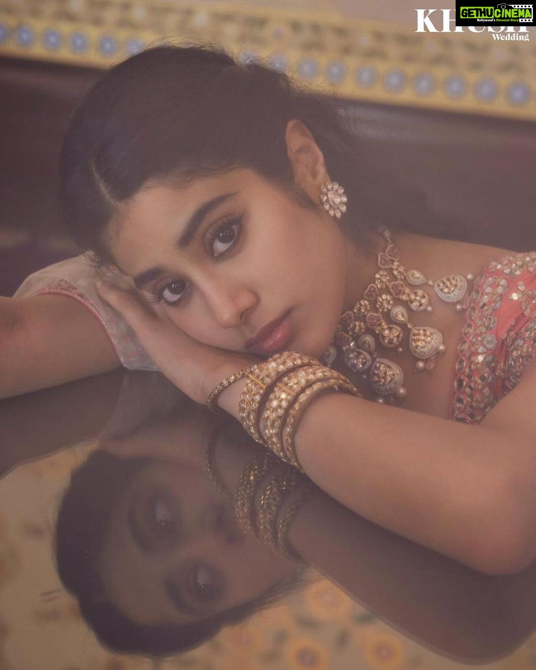 Janhvi Kapoor Instagram - आज जाने की ज़िद ना करो 🌛 @khushmag Editor-in-chief: @sonia_ullah Wardrobe: @abhinavmishra_ Jewellery: @akmmehrasonsjewellers Photographer: @nishanth.radhakrishnan Creative Director: @Mannisahota Styling: @vikas_r @tanishqmalhotraa Assisted by: @tanyaasachdevaaa Makeup: @rivieralynn Hair: @mikedesir Set Coordinator: @shekhawat.rajeshsingh PR Agency : @hypenq_pr