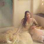 Janhvi Kapoor Instagram - आज जाने की ज़िद ना करो 🌛 @khushmag Editor-in-chief: @sonia_ullah Wardrobe: @abhinavmishra_ Jewellery: @akmmehrasonsjewellers Photographer: @nishanth.radhakrishnan Creative Director: @Mannisahota Styling: @vikas_r @tanishqmalhotraa Assisted by: @tanyaasachdevaaa Makeup: @rivieralynn Hair: @mikedesir Set Coordinator: @shekhawat.rajeshsingh PR Agency : @hypenq_pr