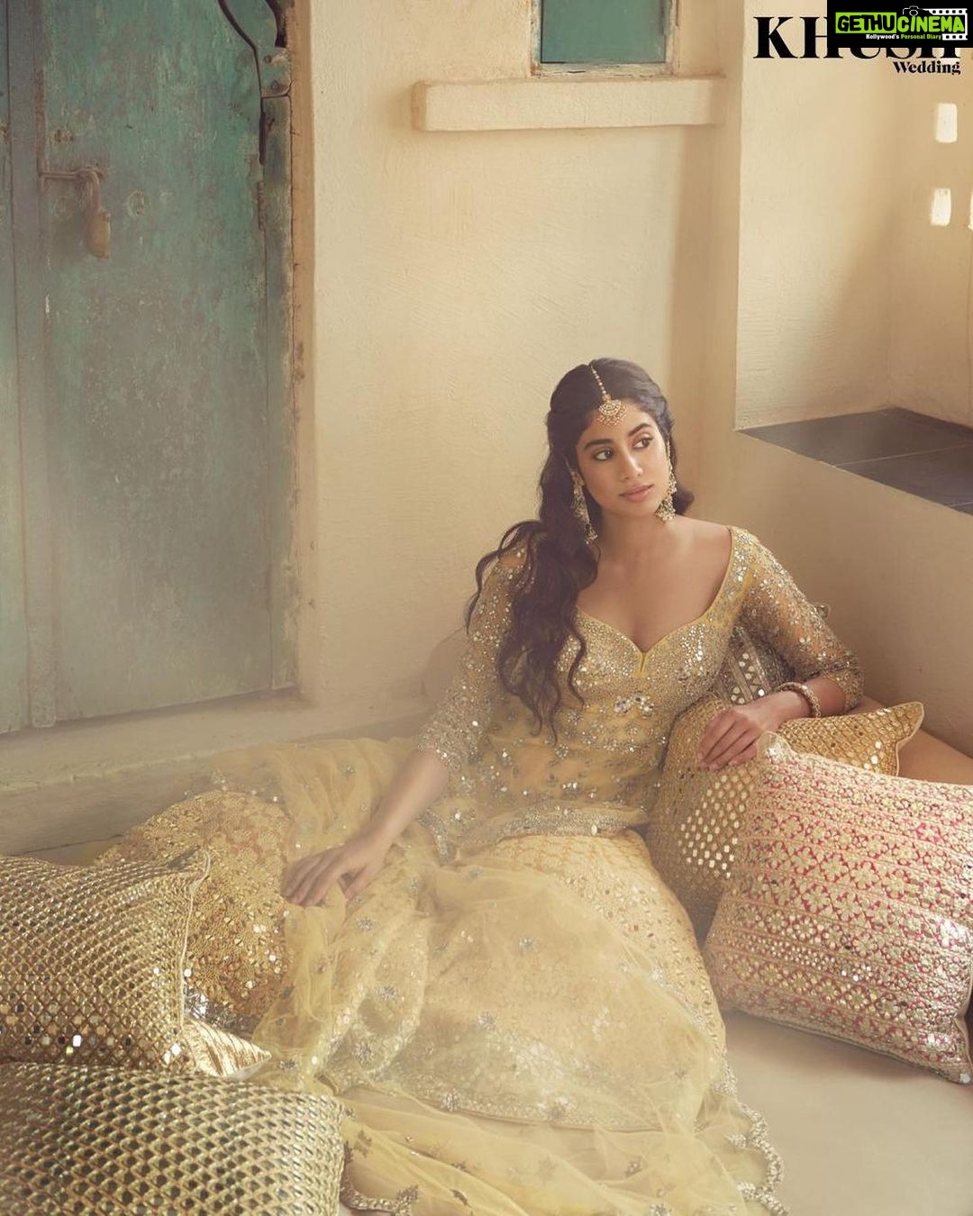 Janhvi Kapoor Instagram - आज जाने की ज़िद ना करो 🌛 @khushmag Editor-in-chief: @sonia_ullah Wardrobe: @abhinavmishra_ Jewellery: @akmmehrasonsjewellers Photographer: @nishanth.radhakrishnan Creative Director: @Mannisahota Styling: @vikas_r @tanishqmalhotraa Assisted by: @tanyaasachdevaaa Makeup: @rivieralynn Hair: @mikedesir Set Coordinator: @shekhawat.rajeshsingh PR Agency : @hypenq_pr