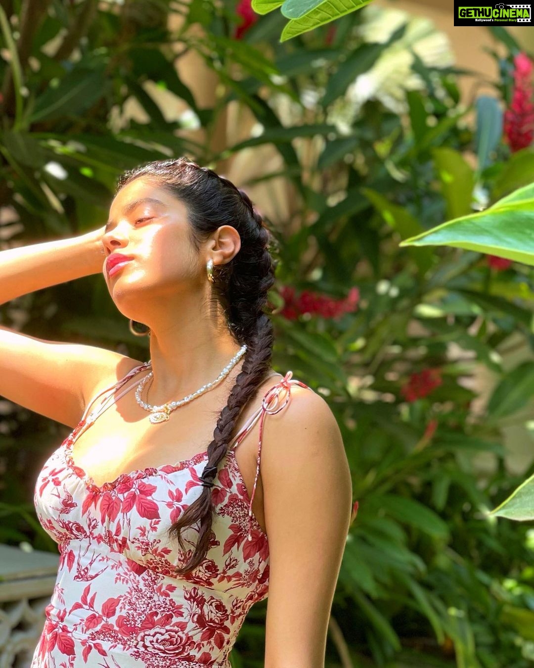 Janhvi Kapoor Instagram - kisses from the sun 🌞💕