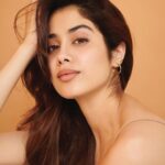 Janhvi Kapoor Instagram - Say hello to an #AllDayMatte finish with @nykaabeauty's All Day Matte Compact Powder 🤎 This product will keep oiliness in check, contains SPF 15 and is great for on the go touch-ups! Available in 8 shades that will suit all Indian skin tones 🤎 Download the Nykaa App and get them now!!🛒 #AllDayMatte #NykaaBeauty #NykaaCosmetics