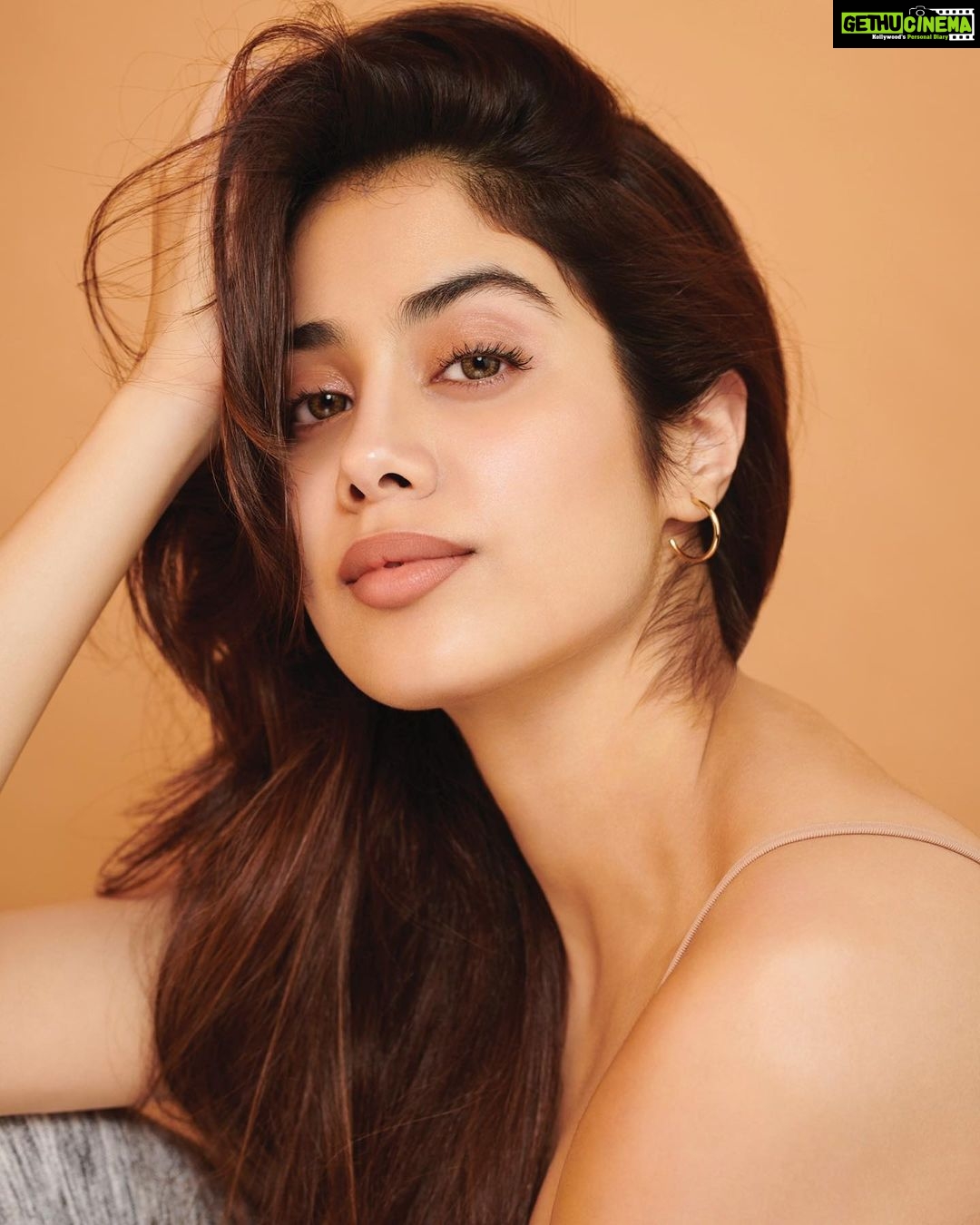Janhvi Kapoor Instagram - Say hello to an #AllDayMatte finish with @nykaabeauty's All Day Matte Compact Powder 🤎 This product will keep oiliness in check, contains SPF 15 and is great for on the go touch-ups! Available in 8 shades that will suit all Indian skin tones 🤎 Download the Nykaa App and get them now!!🛒 #AllDayMatte #NykaaBeauty #NykaaCosmetics