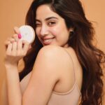 Janhvi Kapoor Instagram - Say hello to an #AllDayMatte finish with @nykaabeauty's All Day Matte Compact Powder 🤎 This product will keep oiliness in check, contains SPF 15 and is great for on the go touch-ups! Available in 8 shades that will suit all Indian skin tones 🤎 Download the Nykaa App and get them now!!🛒 #AllDayMatte #NykaaBeauty #NykaaCosmetics
