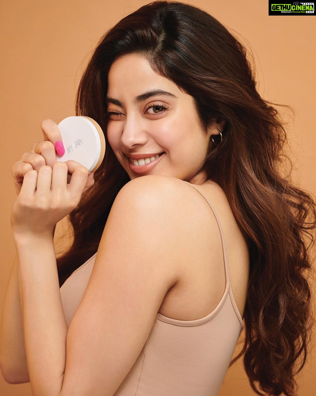 Janhvi Kapoor Instagram - Say hello to an #AllDayMatte finish with @nykaabeauty's All Day Matte Compact Powder 🤎 This product will keep oiliness in check, contains SPF 15 and is great for on the go touch-ups! Available in 8 shades that will suit all Indian skin tones 🤎 Download the Nykaa App and get them now!!🛒 #AllDayMatte #NykaaBeauty #NykaaCosmetics