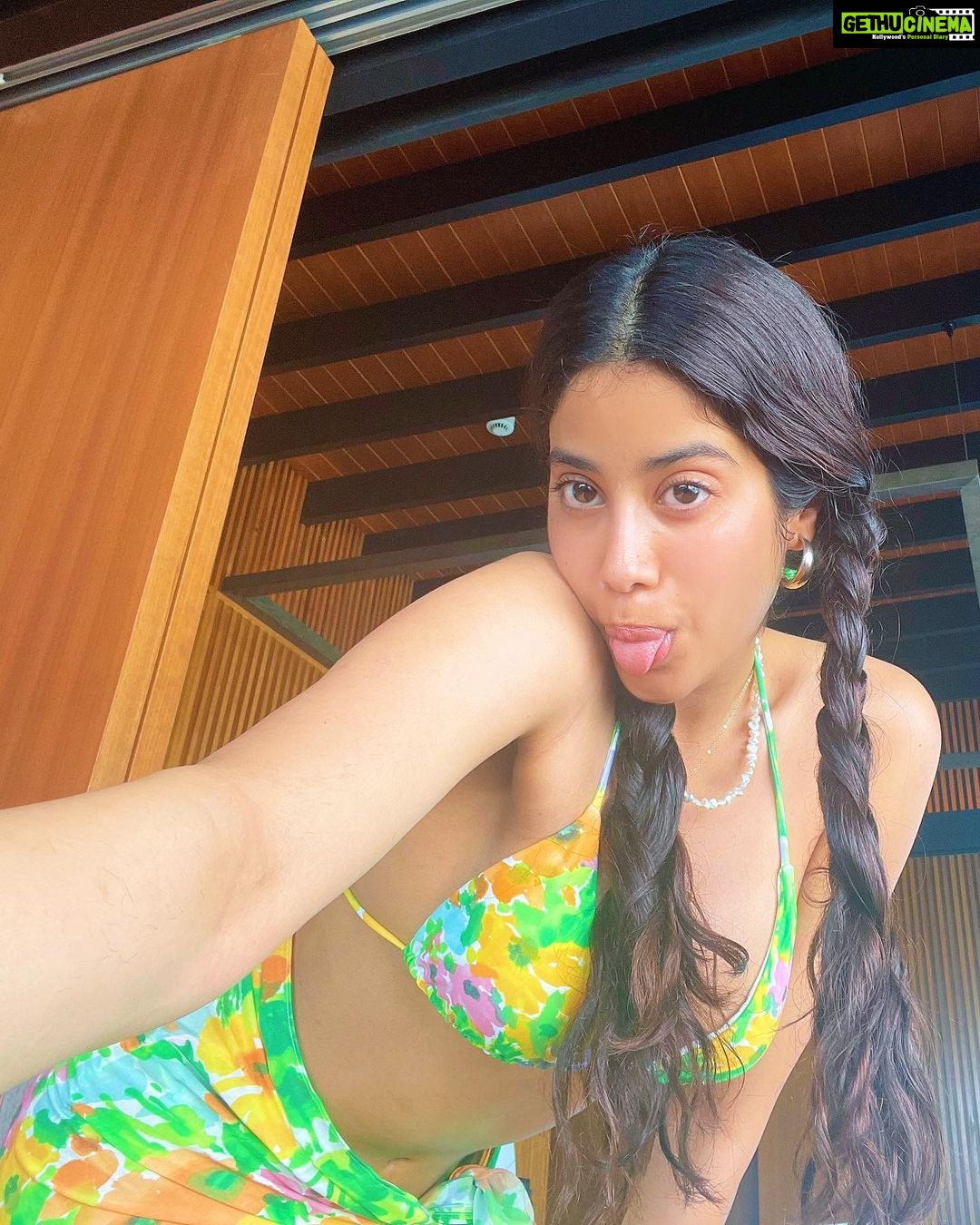 Janhvi Kapoor Instagram - Island girl 🏝🌸