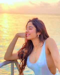 Janhvi Kapoor Instagram - Iridescence 🌈