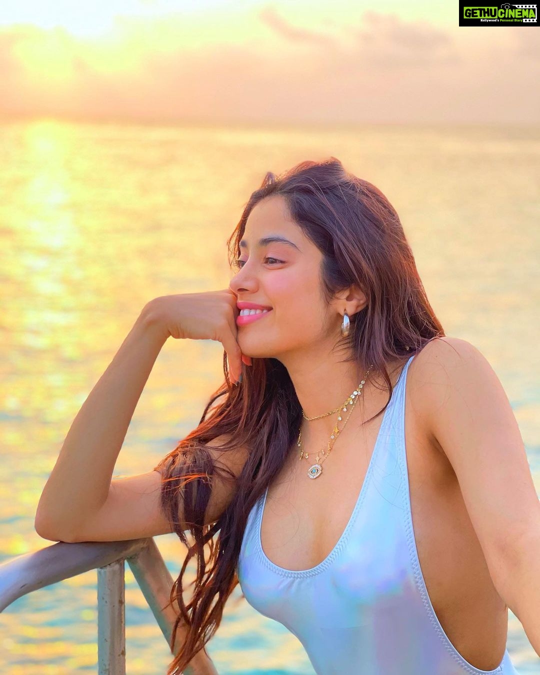 Janhvi Kapoor Instagram - Iridescence 🌈
