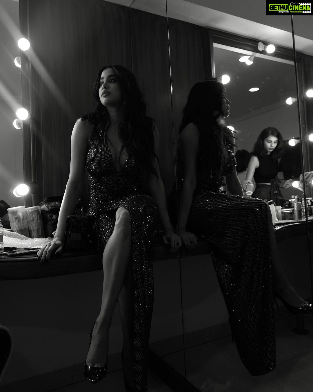 Janhvi Kapoor Instagram - it takes an army 💅🏻🤷🏻♀️ and I have the best hehe 💕