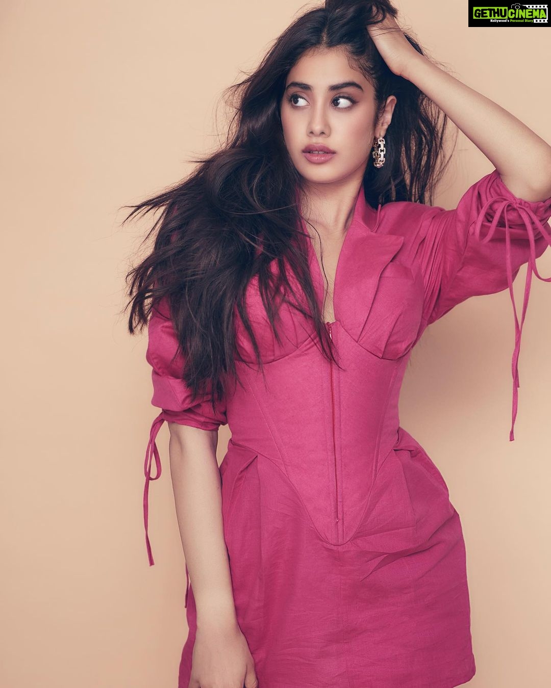Janhvi Kapoor Instagram - Still day 5 but look 2 #Roohi 💕