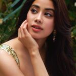 Janhvi Kapoor Instagram – #Roohi day 4 🕊