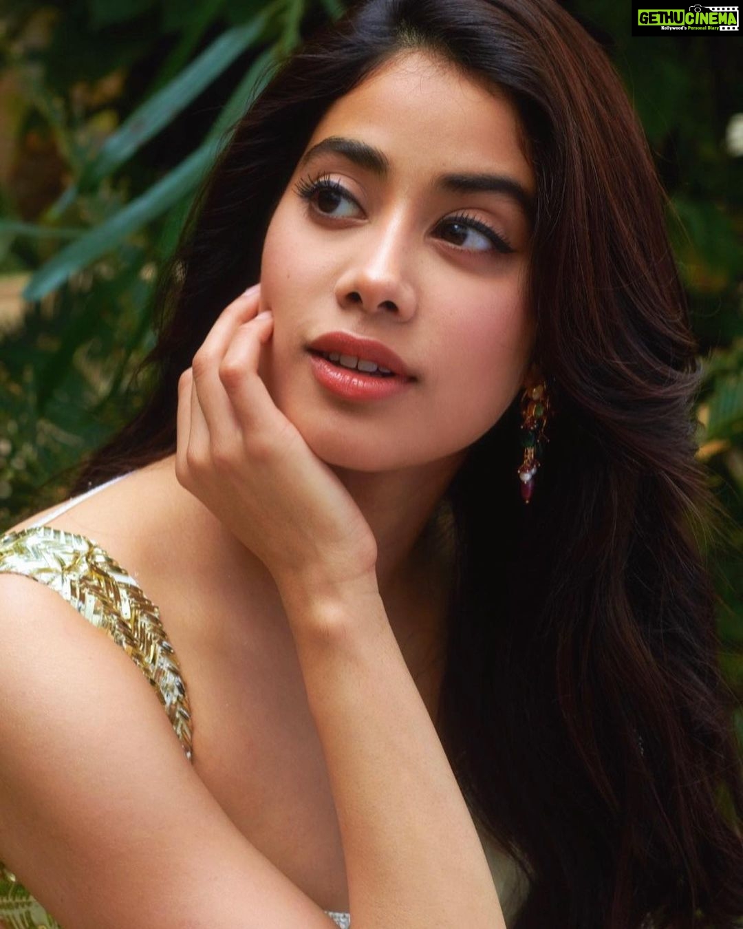 Janhvi Kapoor Instagram - #Roohi day 4 🕊
