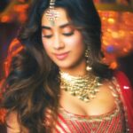 Janhvi Kapoor Instagram - Roohi ya Afza? Aapki pasand kaun hain? #Panghat song link in bio 💕