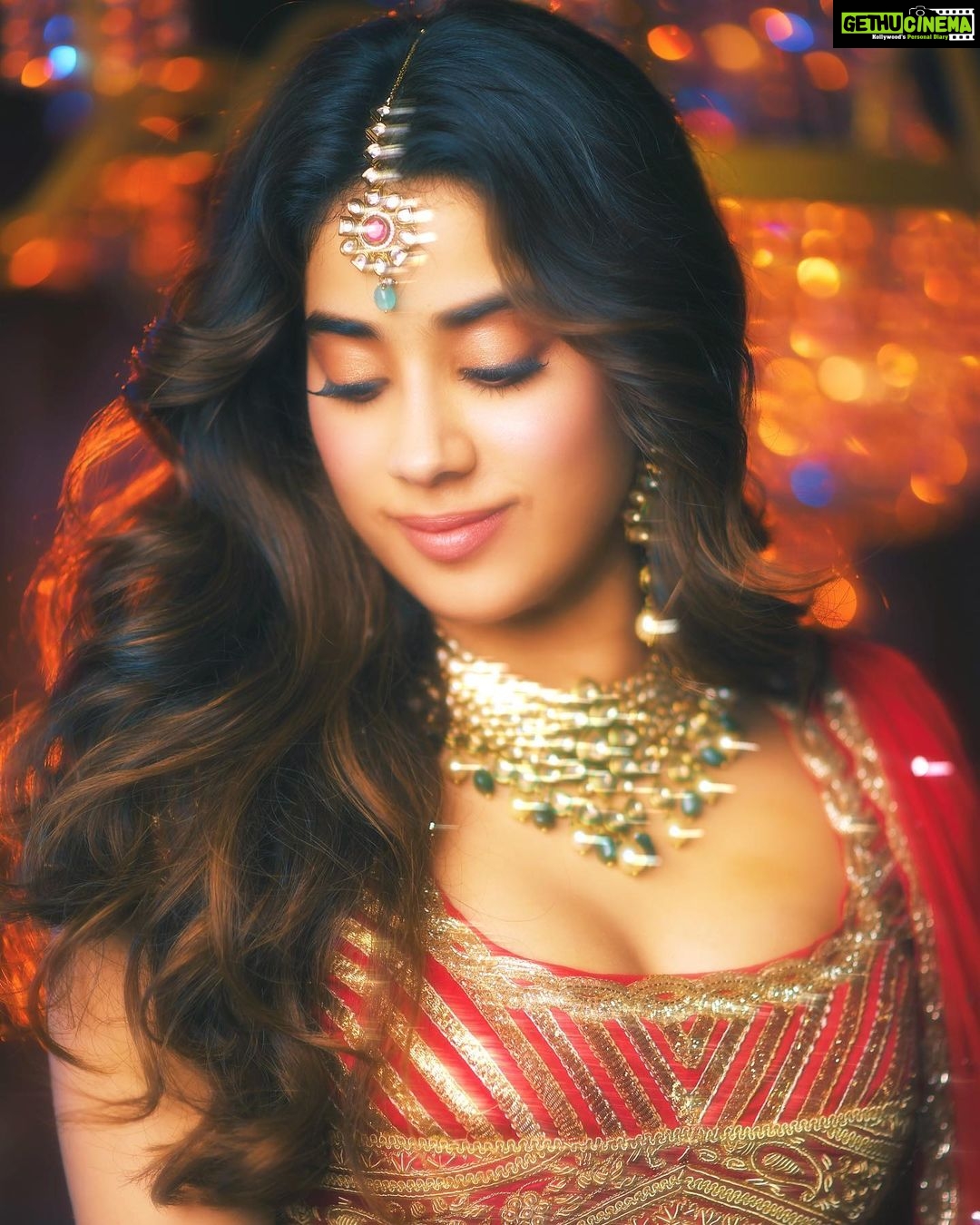 Janhvi Kapoor Instagram - Roohi ya Afza? Aapki pasand kaun hain? #Panghat song link in bio 💕