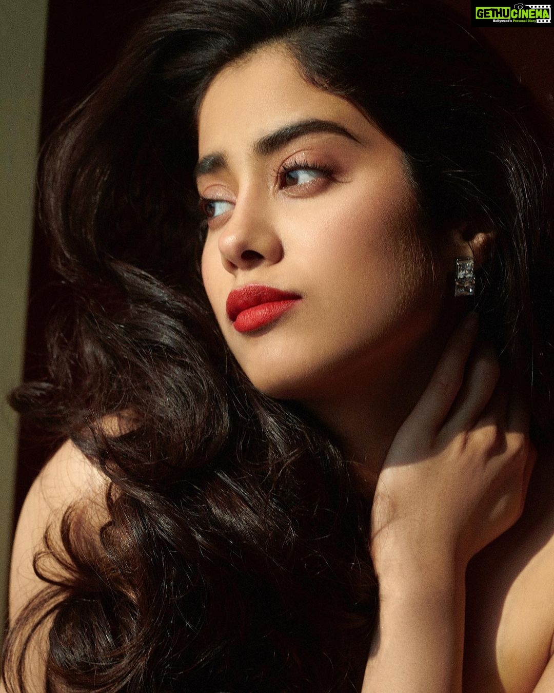Janhvi Kapoor Instagram - Feeling the Valentine's Day love with my Nykaa Haul @Nykaabeauty @mynykaa! Download the Nykaa App and #AddToHeart all your favourite beauty products on Nykaa's Big Love Sale!♥️ #NykaaBigLoveSale
