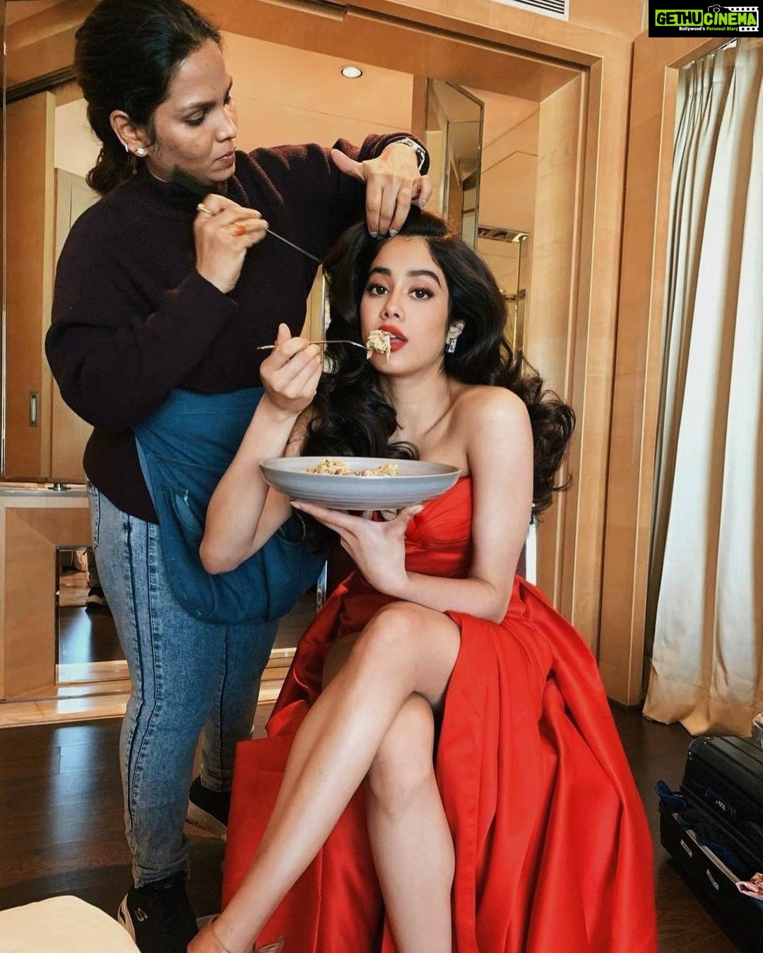 Janhvi Kapoor Instagram - Before and after 🙃