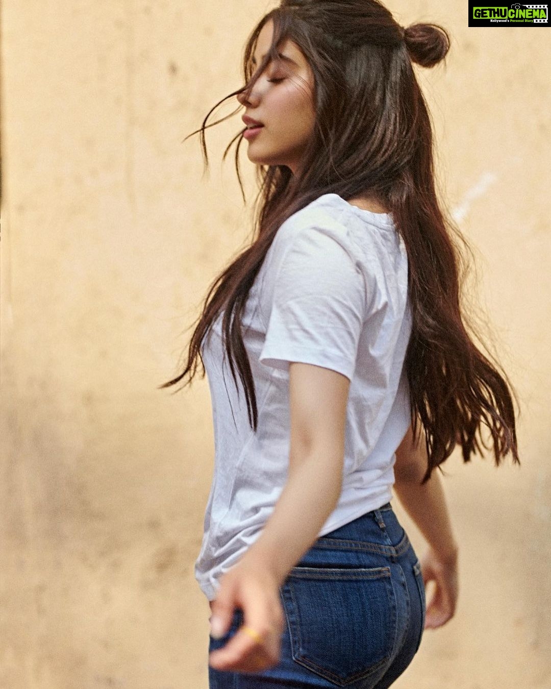 Janhvi Kapoor Instagram - Back to basics 👖 🤟🏼