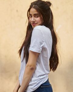 Janhvi Kapoor Instagram - Back to basics 👖 🤟🏼