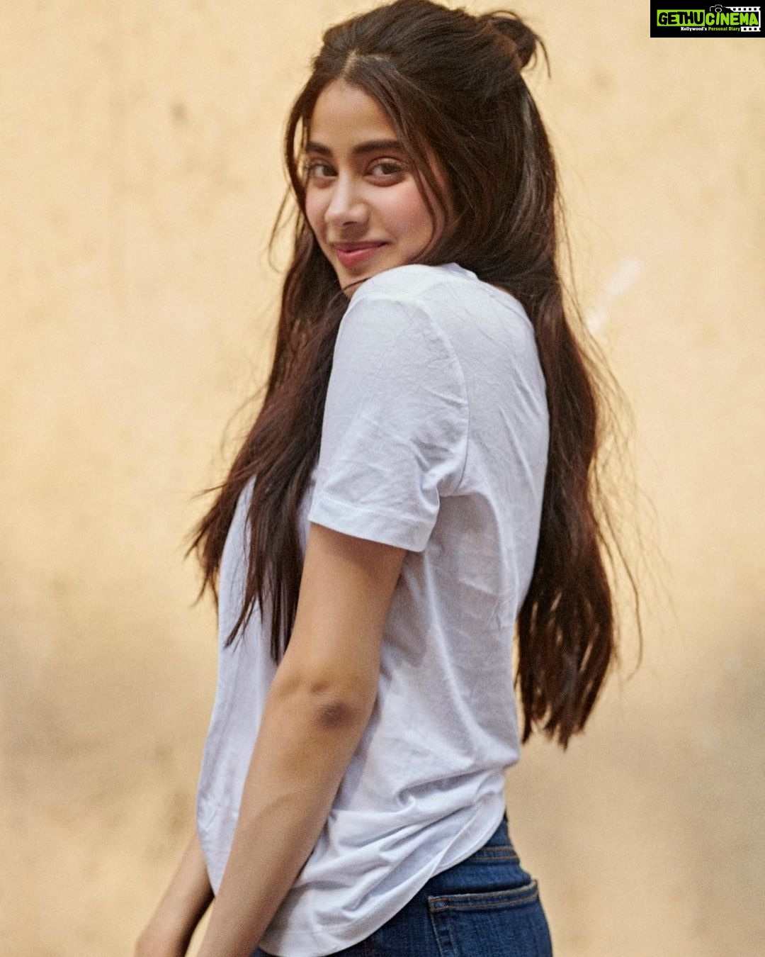 Janhvi Kapoor Instagram - Back to basics 👖 🤟🏼