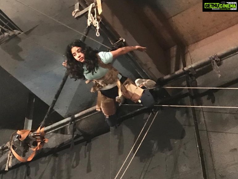 Janhvi Kapoor Instagram - #Roohi 👻 🤟🏼